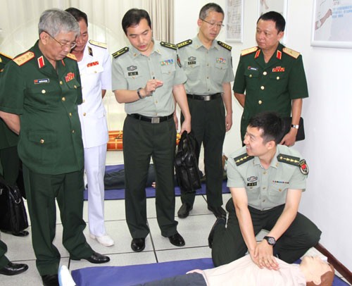 Nhân viên Trung tâm gìn giữ hoà bình Bộ quốc phòng Trung Quốc đang giới thiệu với Thượng tướng Nguyễn Chí Vịnh cách sơ cứu.